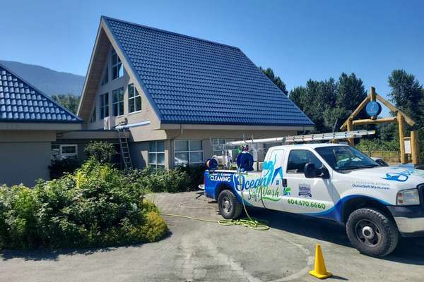 This is a photo of the cleaning crew at Ocean SoftWash.